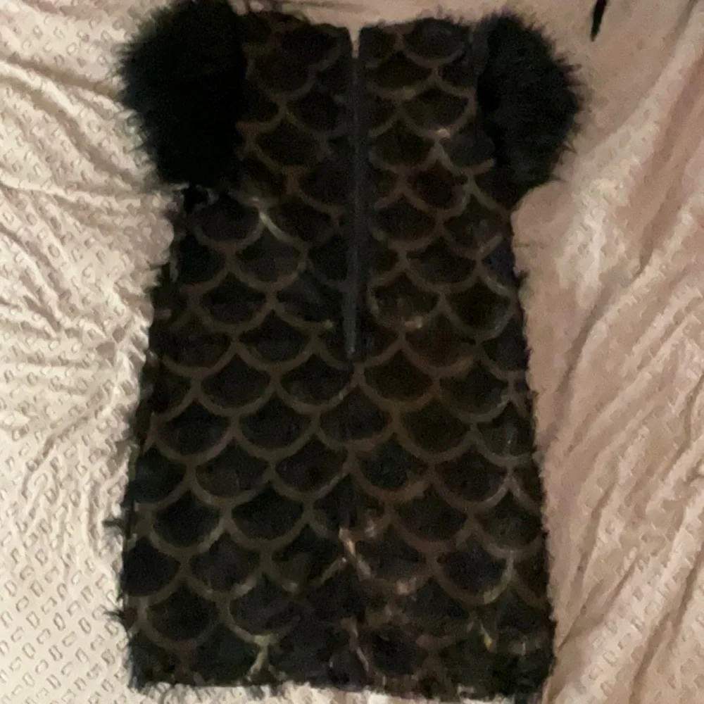 Luxurious dress - Picture 2 of 2